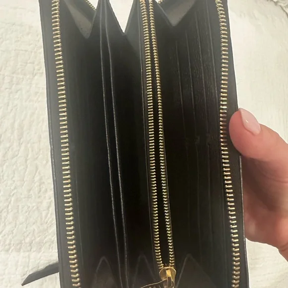 Authentic Louis Vuitton Black Zippy Wallet.
Monogram Empreinte Leather. - Picture 16 of 16